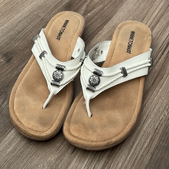 MINNETONKA White Leather Silver Metal Floral Detail Thong Sandals Women Size 8 - Picture 1 of 9